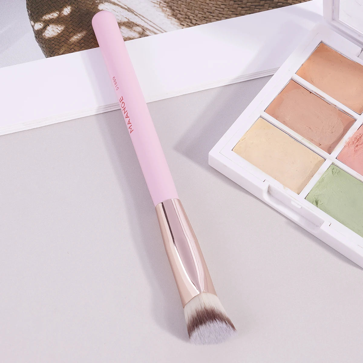 MAANGE Triangle Concealer & Foundation Brush