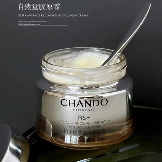 A jar of Chando Himalaya Extravagance Rejuvenation Collagen Cream with a spoon resting inside, set against a dark background with Chinese text overlay.