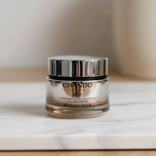 A hand holding a jar of CHANDO Himalaya Retinol Cream, with Chinese text overlays on a plain light gray background.